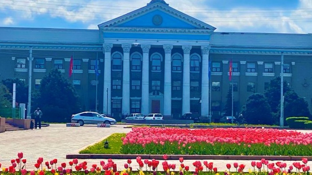 Петропавловск бишкек. Здание мэрии Бишкека. Бишкек столица. Мэрия города Бишкек лого. Администрация Бишкек.