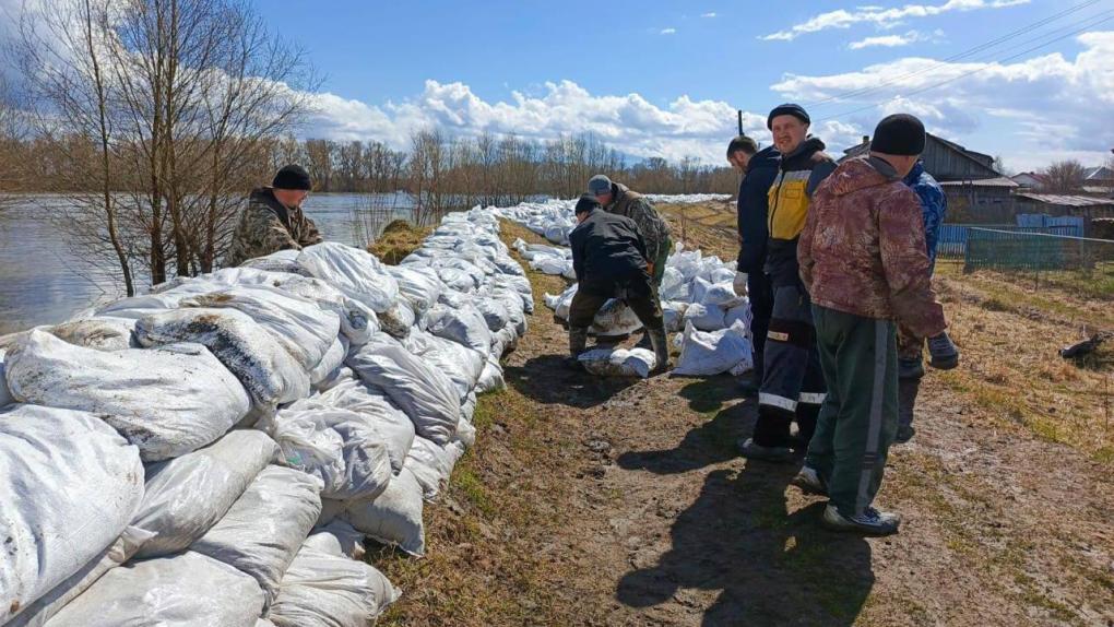 Больше десятка семей покинули свои дома из-за паводка на севере Омской области