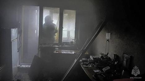 Оказались в ловушке: омские спасатели вывели из горящей квартиры пятерых человек
