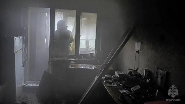 Оказались в ловушке: омские спасатели вывели из горящей квартиры пятерых человек