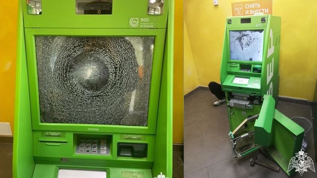 Новосибирец пытался разбить банкомат кувалдой и монтировкой и украсть деньги