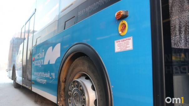 В центре Омска оборвались троллейбусные провода