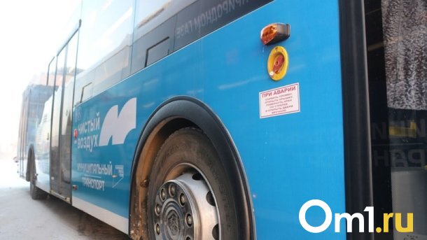 В центре Омска оборвались троллейбусные провода