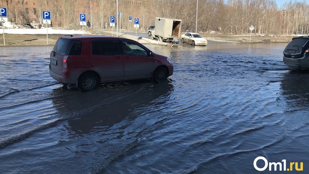 В Новосибирске на улице Петухова образовалась гигантская лужа