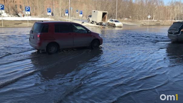 В Новосибирске на улице Петухова образовалась гигантская лужа
