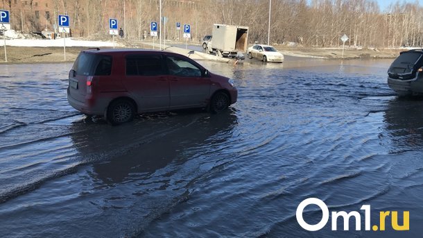 В Новосибирске на улице Петухова образовалась гигантская лужа