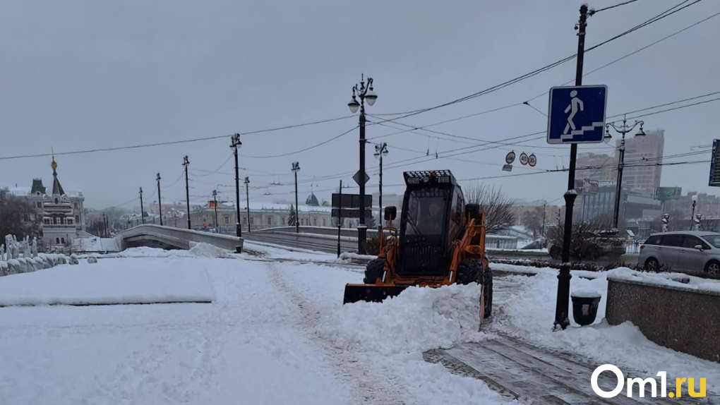 Перед резким похолоданием дорожники экстренно чистят Омск от снега