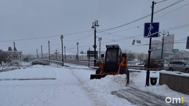 Перед резким похолоданием дорожники экстренно чистят Омск от снега