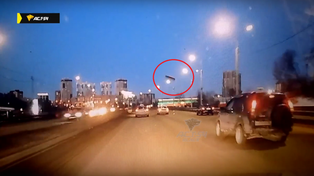 «Бывает же такое»: капот отлетел на скорости у автомобиля в Новосибирске