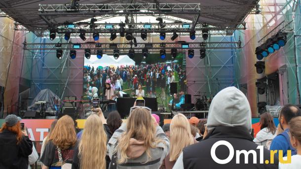 Кофе, кикер, много музыки: в Омске завершился первый день Skuratov Fest