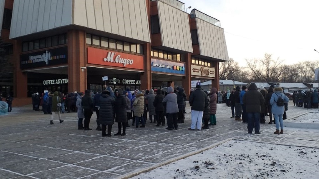 Из ТЦ в центре Омска людей эвакуировали на мороз