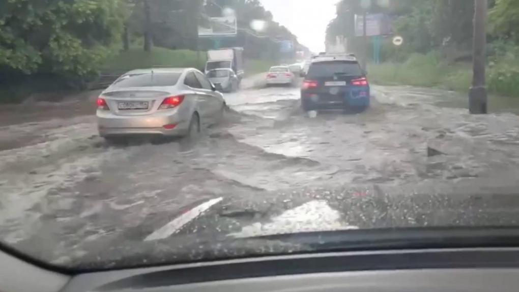Дорогу Академгородка затопило после утреннего ливня
