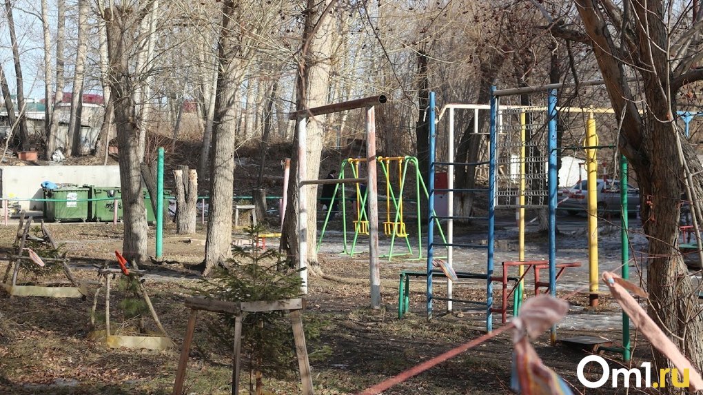 В Омске во дворе многоэтажки на ребёнка упали качели