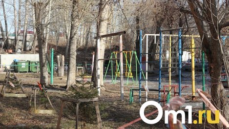 В Омске во дворе многоэтажки на ребёнка упали качели