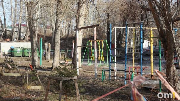 В Омске во дворе многоэтажки на ребёнка упали качели