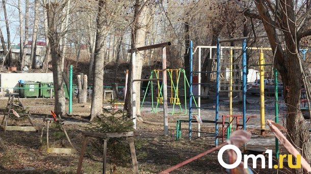В Омске во дворе многоэтажки на ребёнка упали качели