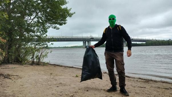 Блогер Чистомэн собрал семь мешков мусора на омской набережной