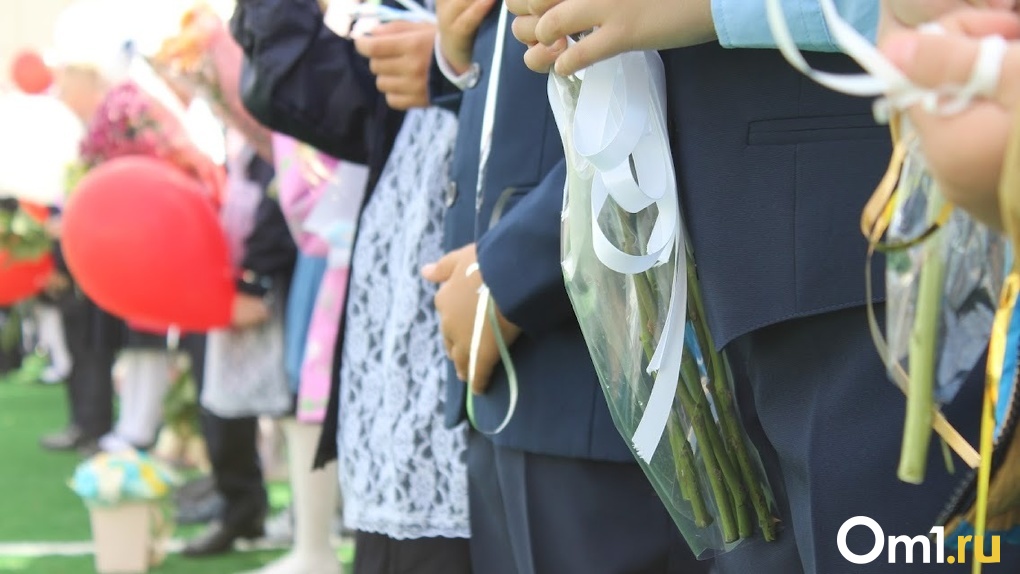 Патриотические понедельники. Омские школьники начали неделю с поднятия флага под государственный гимн
