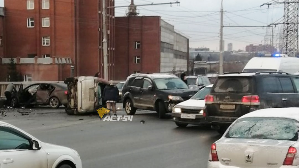 В массовом ДТП на Димитровском мосту в Новосибирске пострадали два человека. ВИДЕО