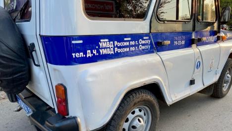 Хоровод у «Континента». Омичи окружили автомобиль ГИБДД. ВИДЕО