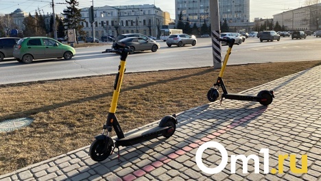 Омичам запретили кататься на электросамокатах в городских парках
