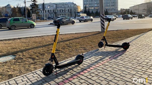 Омичам запретили кататься на электросамокатах в городских парках