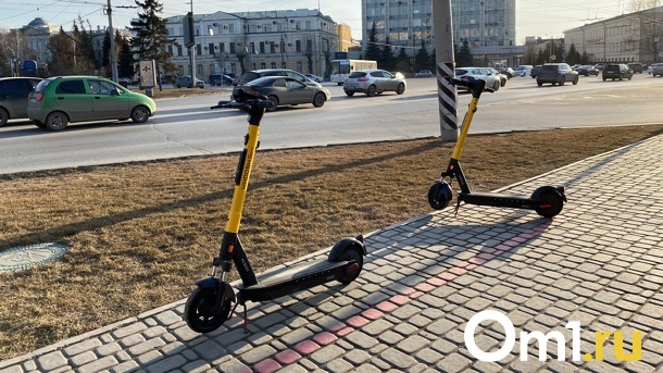 Омичам запретили кататься на электросамокатах в городских парках