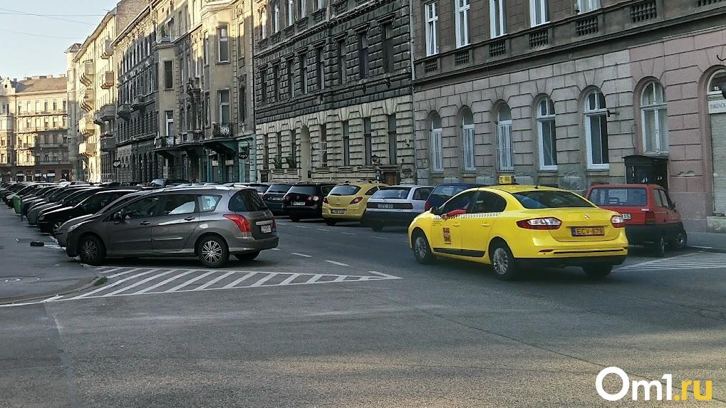 По Омску ездит опасно неосторожный таксист