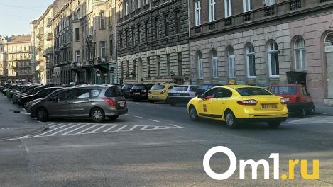 По Омску ездит опасно неосторожный таксист