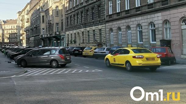 По Омску ездит опасно неосторожный таксист