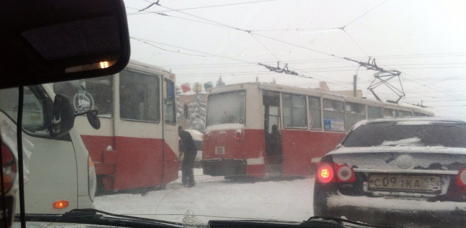 В Омске сошел с рельсов трамвай