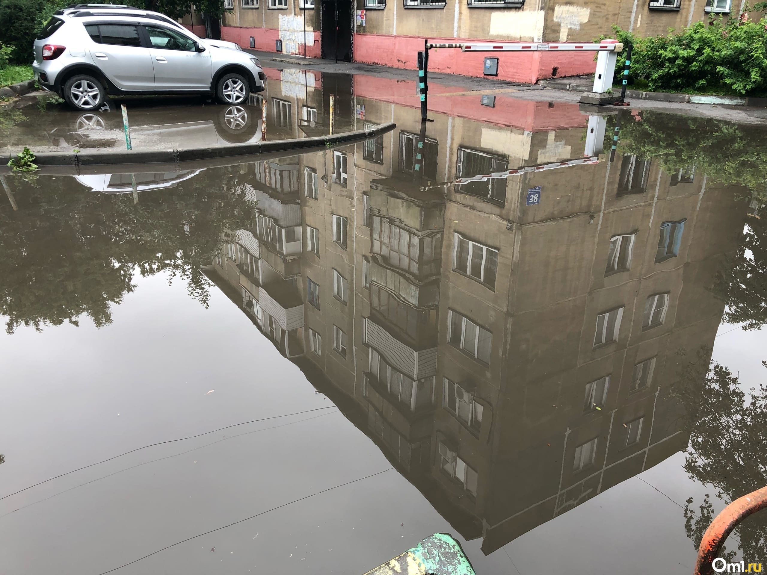 Какие районы затапливает. Потоп на площади труда Новосибирск. Ливень. Новосибирск затопило. Затопление площади труда.