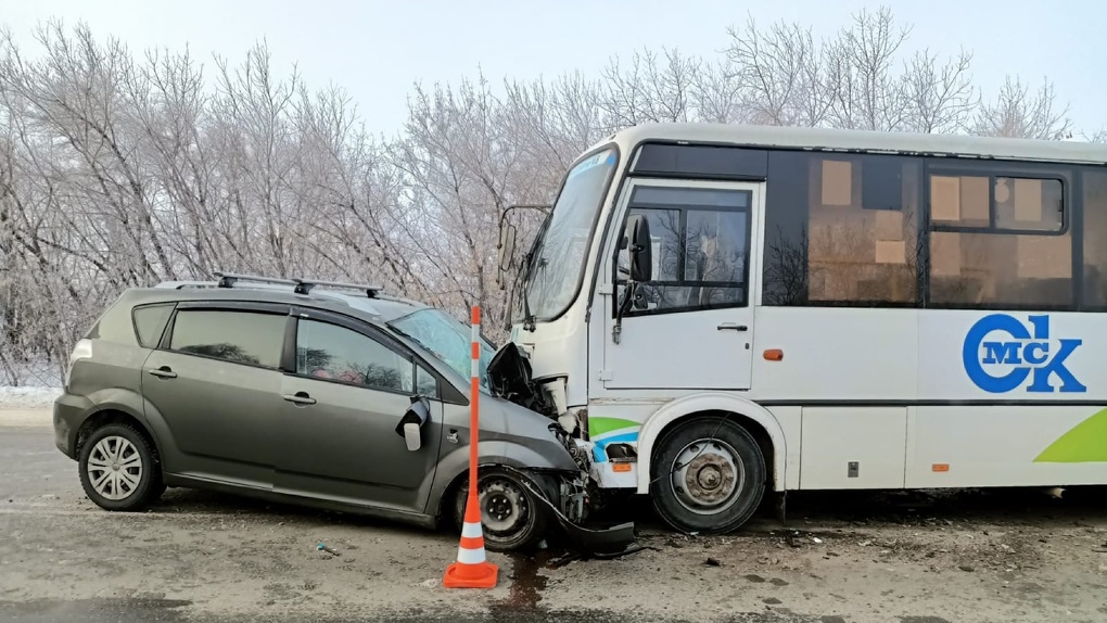 Под Омском автобус с 20 пассажирами попал в лобовую аварию