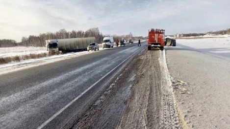 Влетел в фуру: 36-летний водитель иномарки погиб при обгоне на трассе в Новосибирской области
