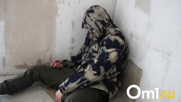 Резала двумя ножами. Омичка пыталась расправиться со своим любовником, но он выжил