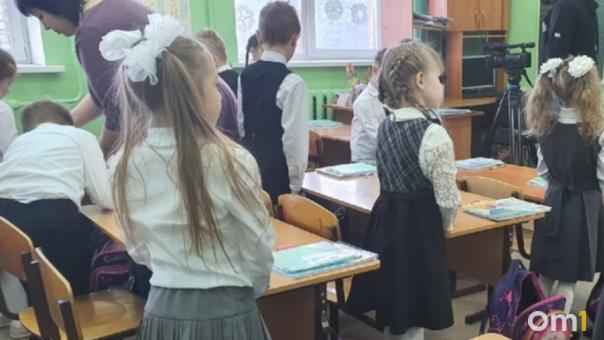 Омских учеников в этом год примут более 700 школ