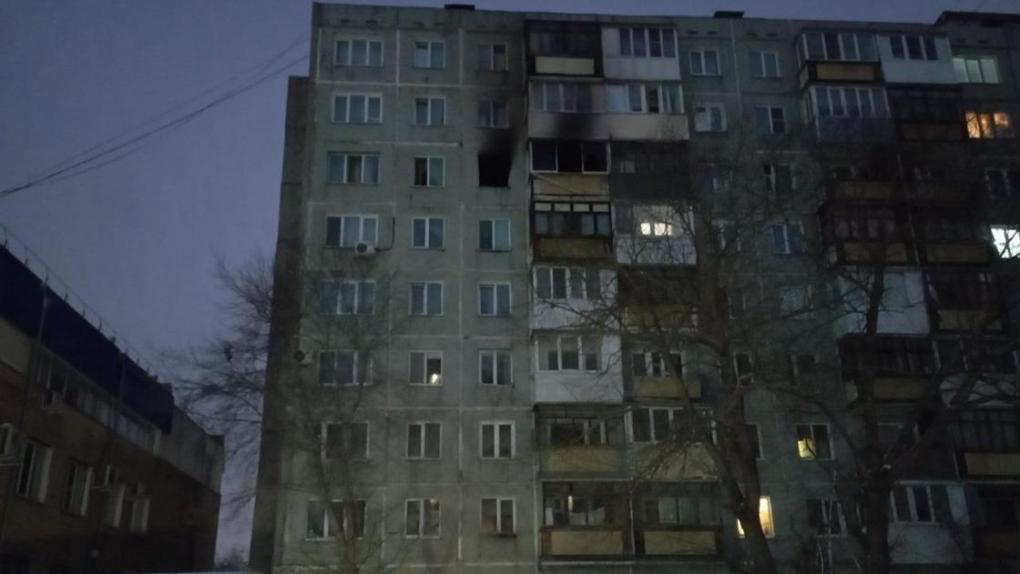 В центре Омска из горящей квартиры маму с ребёнком спускали с балкона