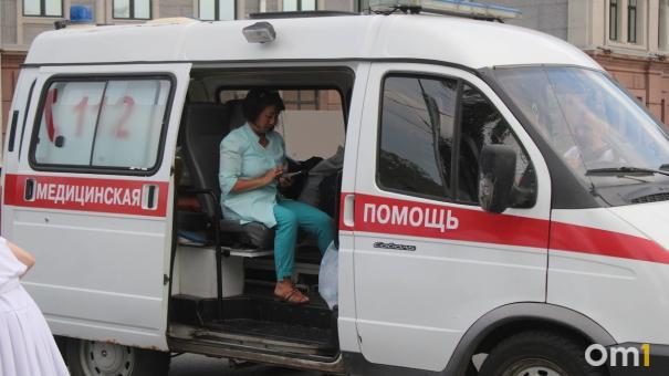 Омичку, которую сбило отлетевшее колесо от автобуса, выписали из больницы