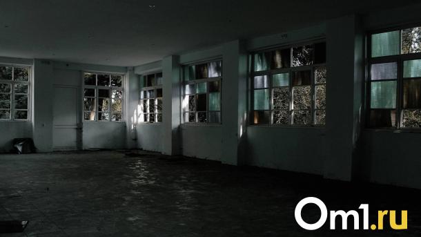 Внутри расселённого омского дома происходят странные взрывы