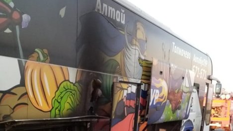 Автобус с пассажирами загорелся на полном ходу на трассе в Новосибирской области