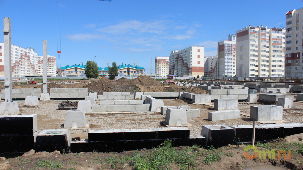 Дожди внесли коррективы в строительство новой школы в Омске
