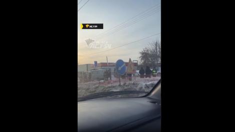 Иномарка провалилась в яму на одной из улиц Новосибирска
