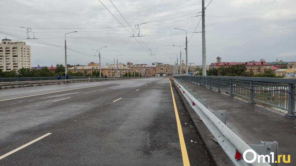 На обновлённом Ленинградском мосту в Омске рушится асфальт