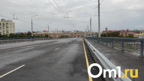 На обновлённом Ленинградском мосту в Омске рушится асфальт