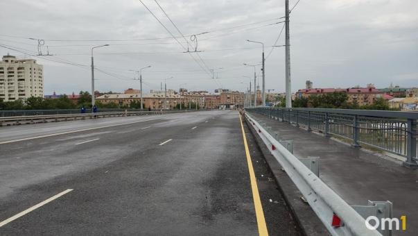 На обновлённом Ленинградском мосту в Омске рушится асфальт