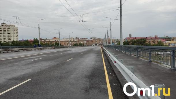 На обновлённом Ленинградском мосту в Омске рушится асфальт