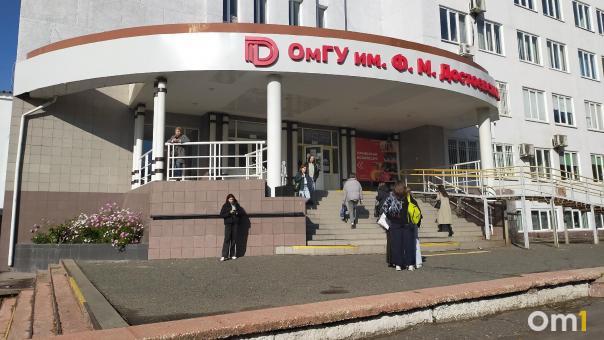 Более 350 000 рублей: стало известно, сколько получает ректор ОмГУ