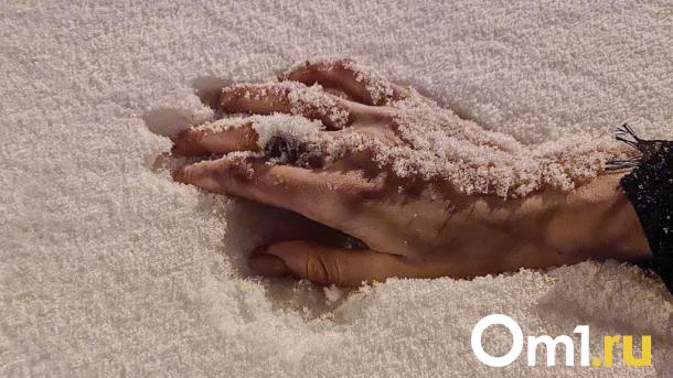 Бывший сосед подставил омичке подножку и украл у неё украшения на 79 тысяч