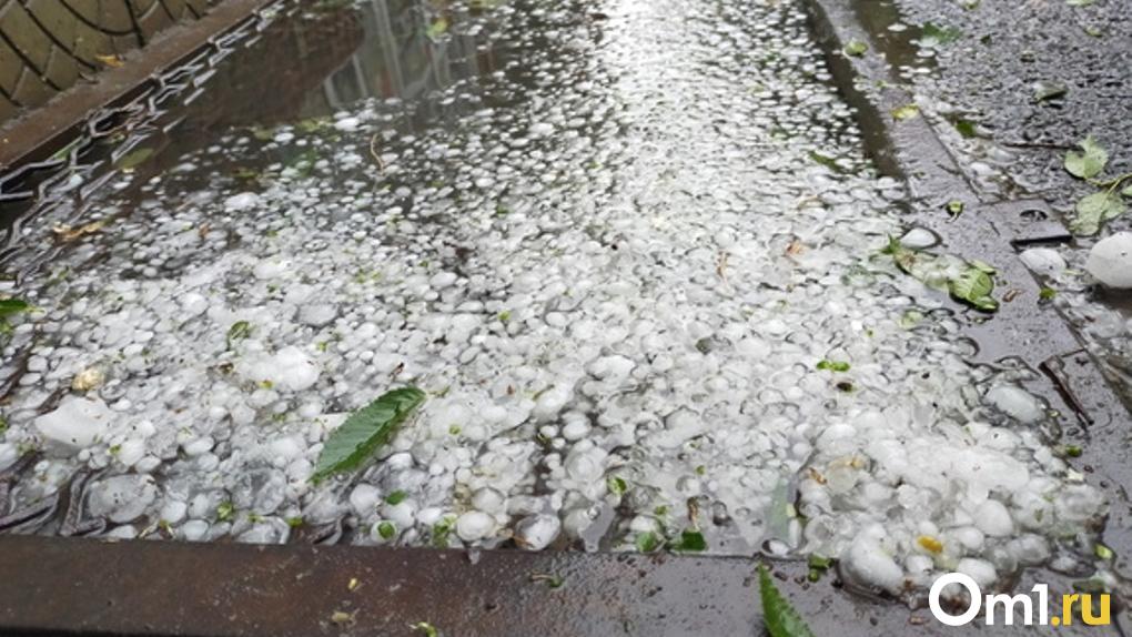 Омск накрыло ливнем и градом