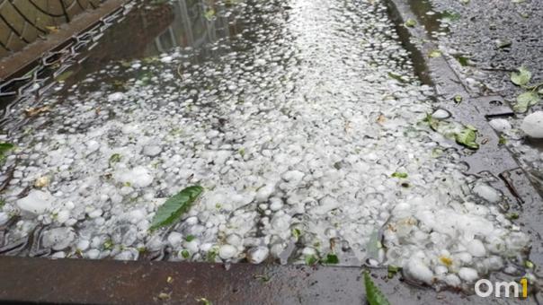Омск накрыло ливнем и градом